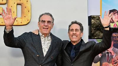 "Hey, buddy!" Reclusive 'Seinfeld' star Michael Richards supports Jerry at 'Unfrosted' premiere