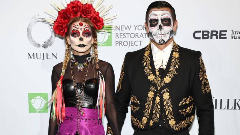 NEW YORK, NEW YORK - OCTOBER 27: (L-R) Kelly Ripa and Mark Consuelos attend Bette Midler's Annual Hulaween Bash at Cipriani South Street on October 27, 2023 in New York City. (Photo by Arturo Holmes/Getty Images)
